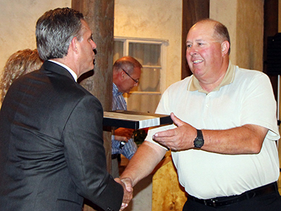 Mayor Alan McGraw congratulates Doug Nelson on 30 years with the Fire Department.